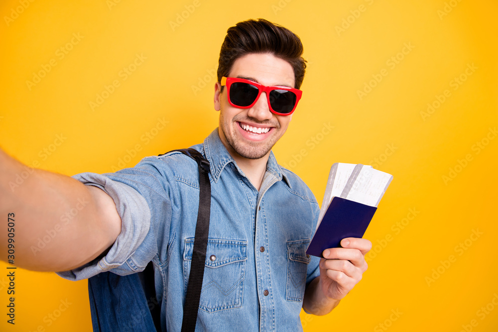 Photo of cheerful positive handsome attractive man smiling toothile in red sunglass eye glasses wear isolated taking selfie over vibrant color background Photo of cheerful positive handsome attractive man smiling toothile in red sunglass eye glasses wear isolated taking selfie over vibrant color background