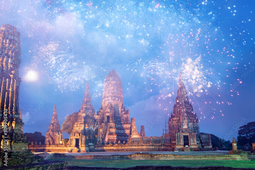 Obraz premium Beautiful Buddhist temple at night with fireworks for celebrations.