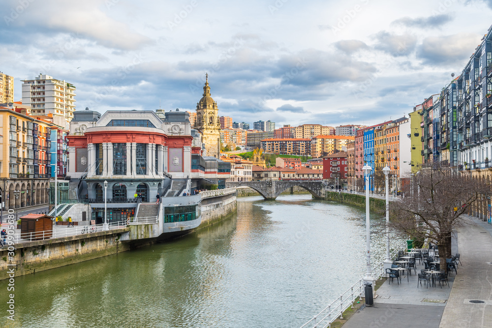 Obraz premium Widok na stare miasto w Bilbao, Hiszpania