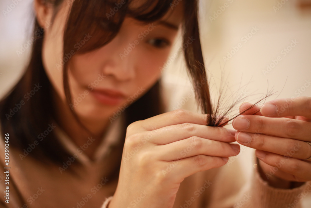 Obraz premium 髪に触れる女性