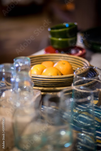 Décoration arts de la table avec des verre et un saladier rempli d'orange