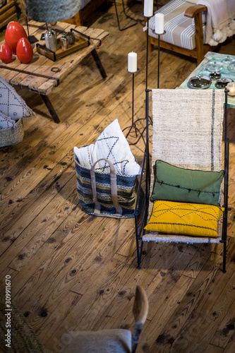 Chaise d’intérieur en acier noir avec des coussins et un sol en bois  photo