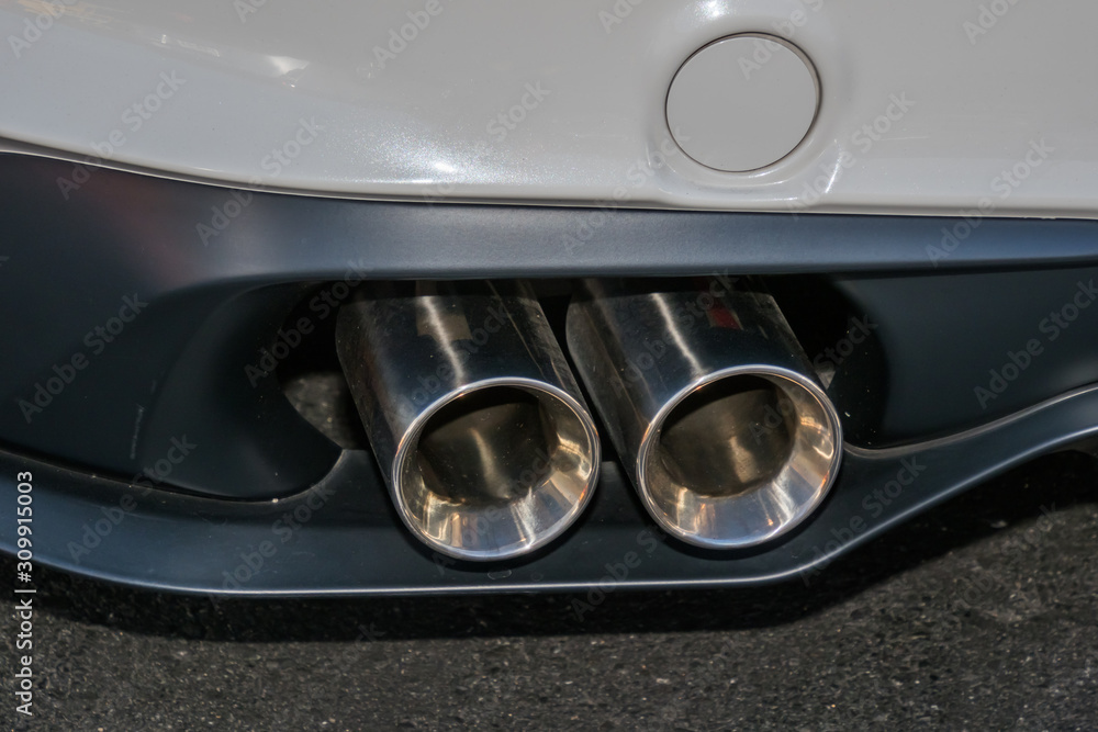 車のマフラー　Unique exhaust pipe(muffler) of an old car