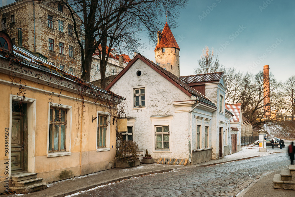Obraz premium Tallinn, Estonia. View Of Uus Street In Tallinn Old Town In Winter Day