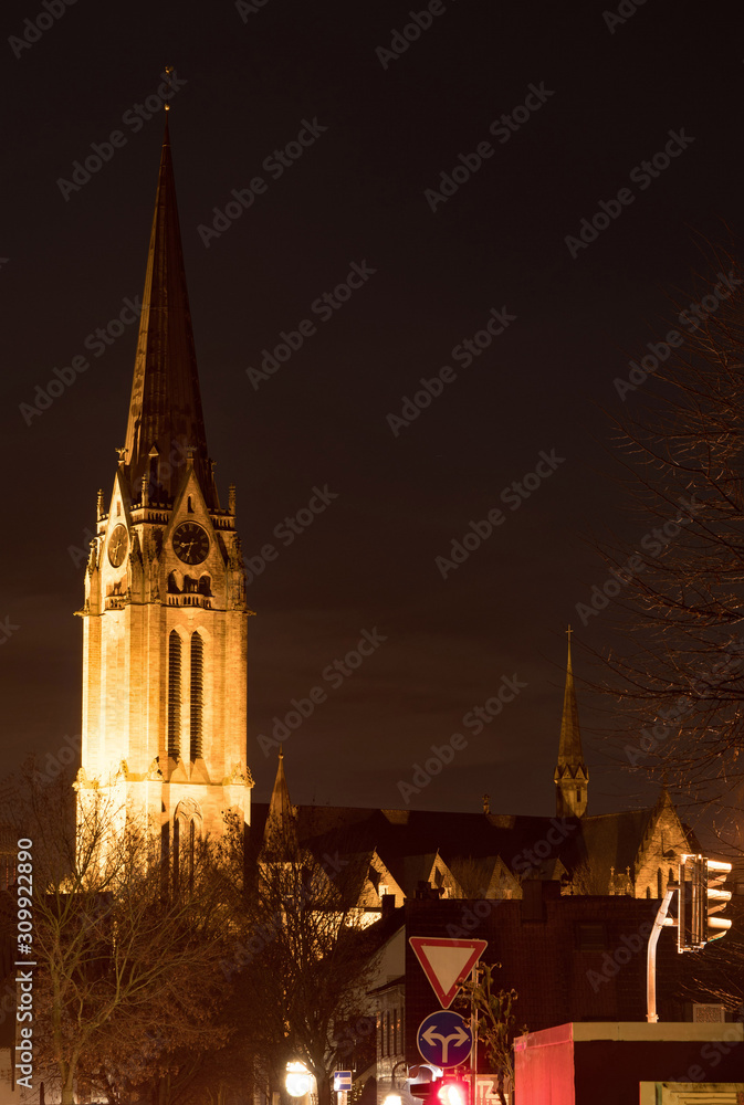 Fototapeta premium Die Marienkirche in Kaiserslautern in Rheinland-Pfalz, Deutschland bei Nacht 