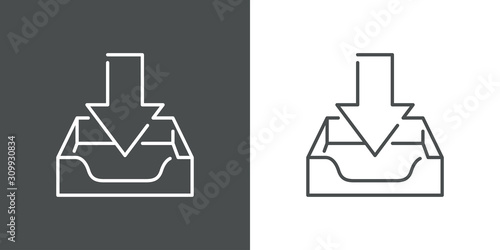 Símbolo bandeja de entrada. Icono plano lineal bandeja con flecha de bajada en fondo gris y fondo blanco photo