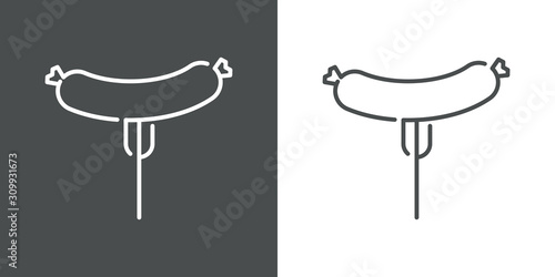 Símbolo a la parrilla. Icono plano lineal salchicha en tenedor en fondo gris y fondo blanco