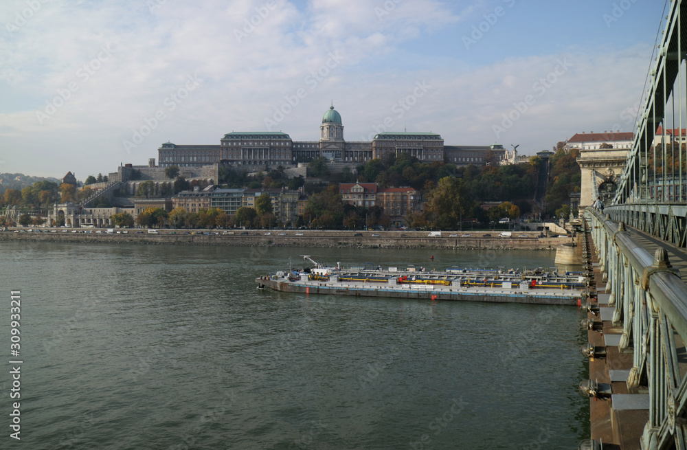 ブダペスト　セーチェニ鎖橋から見たドナウ川とブダ王宮遠景