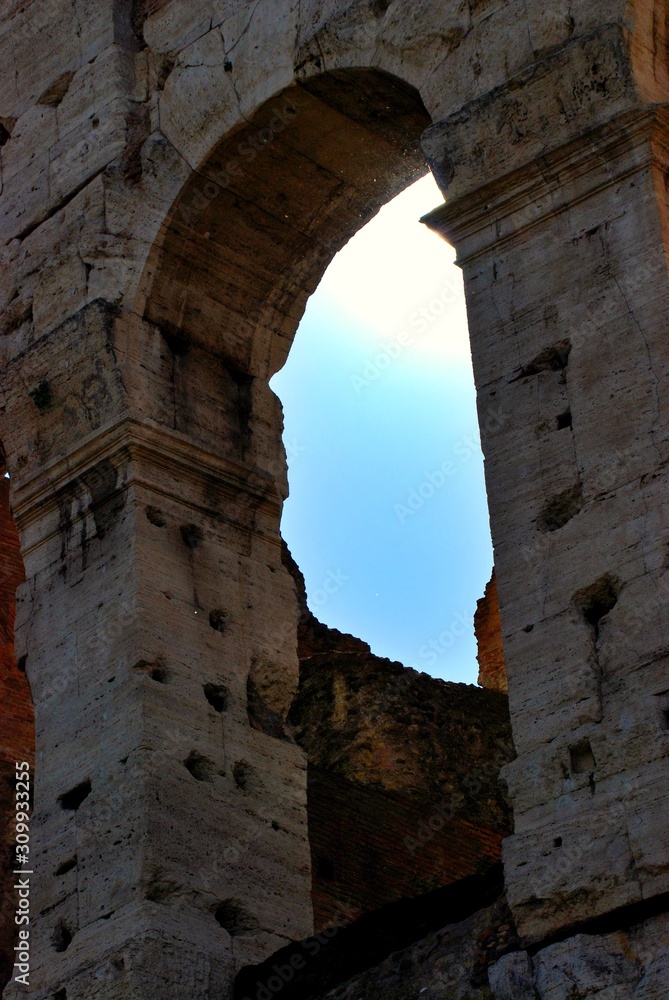 Wonders and details of ancient Rome, sis streets, monuments and charming corners.