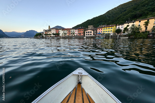 En barca por el Lago di Lugano. Vista a la costa suiza en la que se distinguen unas casas de diferentes colores.