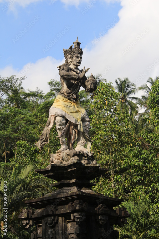 Estatua de deidad hindú en Bali