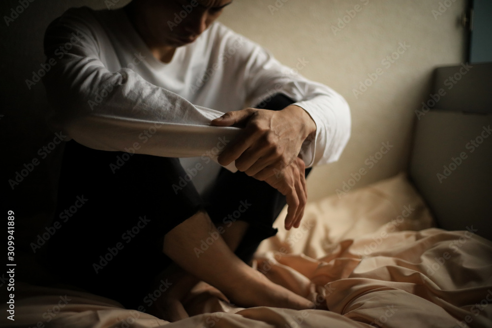 悲しみに暮れる男性 悲しみに暮れる男性