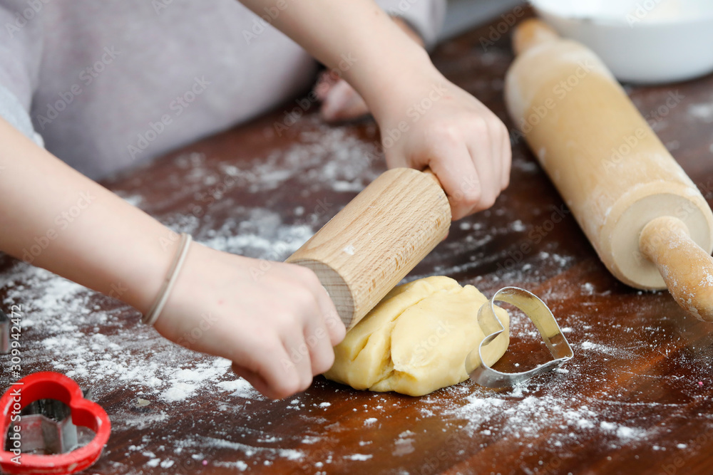 Kinder backen, kneten, rollen Teig für Weihnachtsplätzchen mit Nudelholz  Stock-Foto | Adobe Stock