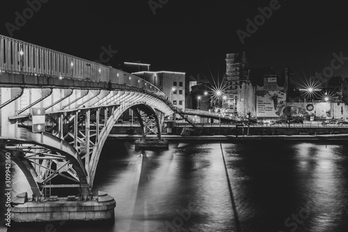 Une vieille passerelle sur la Meuse en noir et blanc © YuricBel