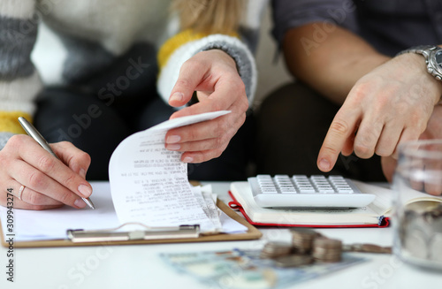 Bilde på lerret Month revenue of young couple