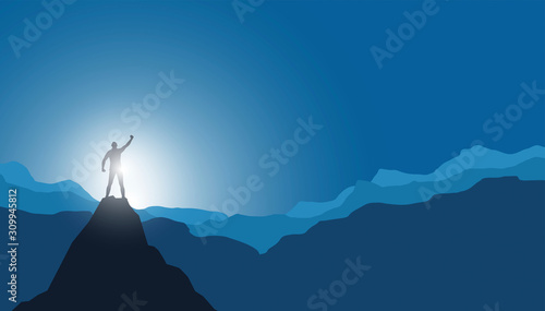 uomo in vetta alla montagna, vincere sfida, raggiungere traguardo	