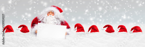 Weihanchtsmann mit Schild und Weihnachtsmützen