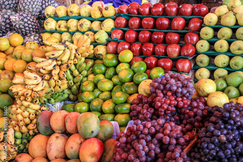 Obst und Gem  se auf einem Markt in S  damerika