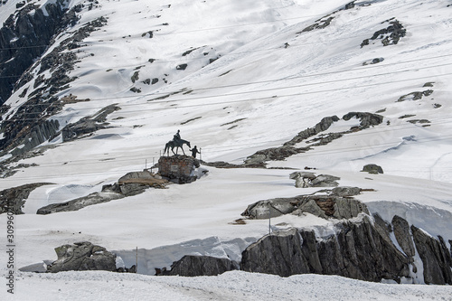 Suworow-Denkmal auf der verschneiten Passhöhe des $t. Gotthardpasses, Uri, Schweiz photo