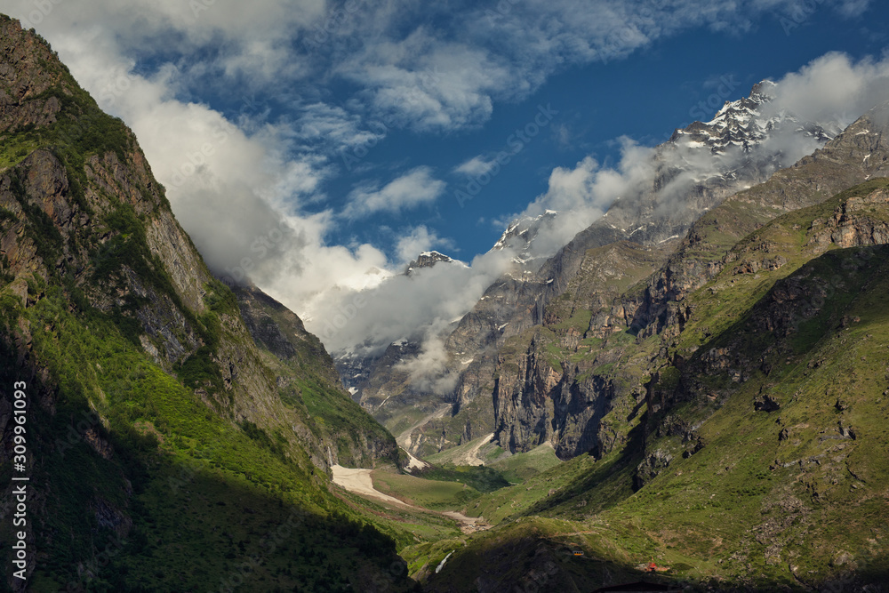 Naklejka premium A WAY TO BADIRINATH