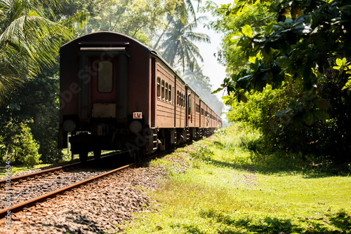 Fotografi : Images from the exterior of the second category train car in Sri Lanka from Colombo to Matara