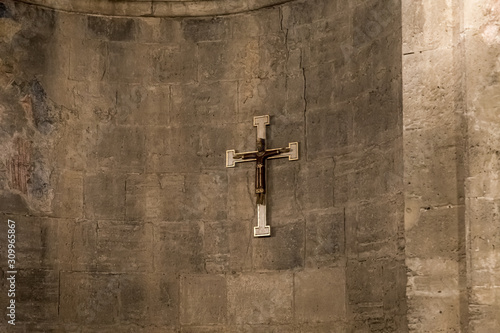 Fotografía Crucifix hanging on the wall of the Benedictine Abbey of Abu Gosh in the Chechen
