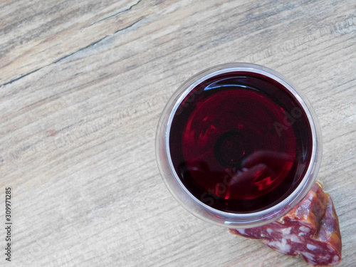 verre de vin vu du dessus, et saucisson avec de la place pour écrire