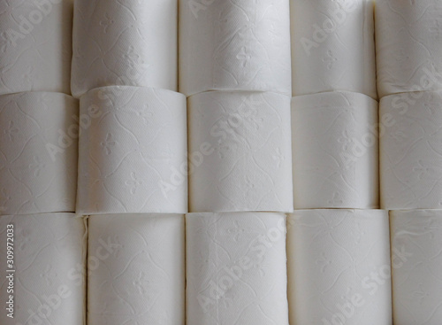 Empilement de rouleaux de papier toilette blanc et surface vide au premier plan