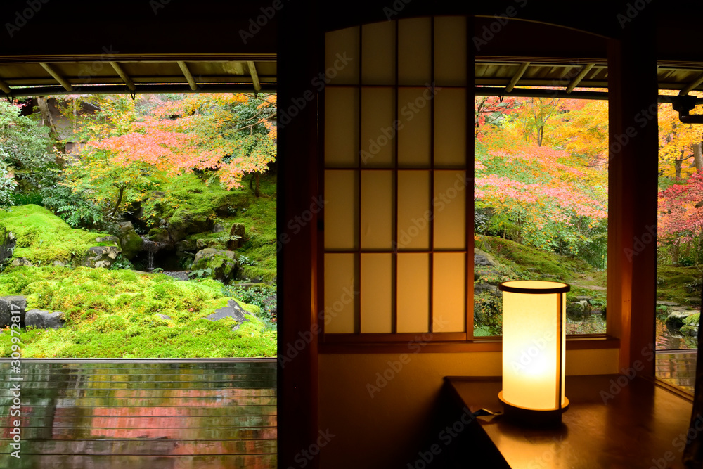 和室から眺める秋の日本庭園 Stock Photo Adobe Stock