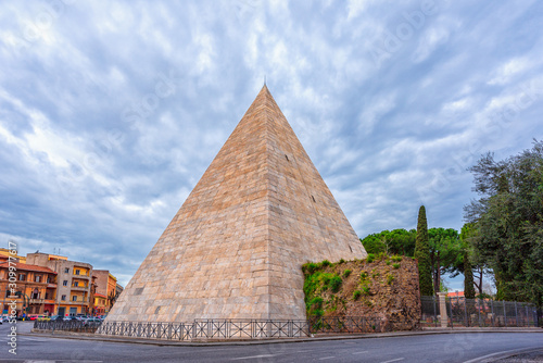 Selten im Mittelpunkt, aber doch mitten in Rom die Cestius-Pyramide im nahen Stadtteil Testaccio.