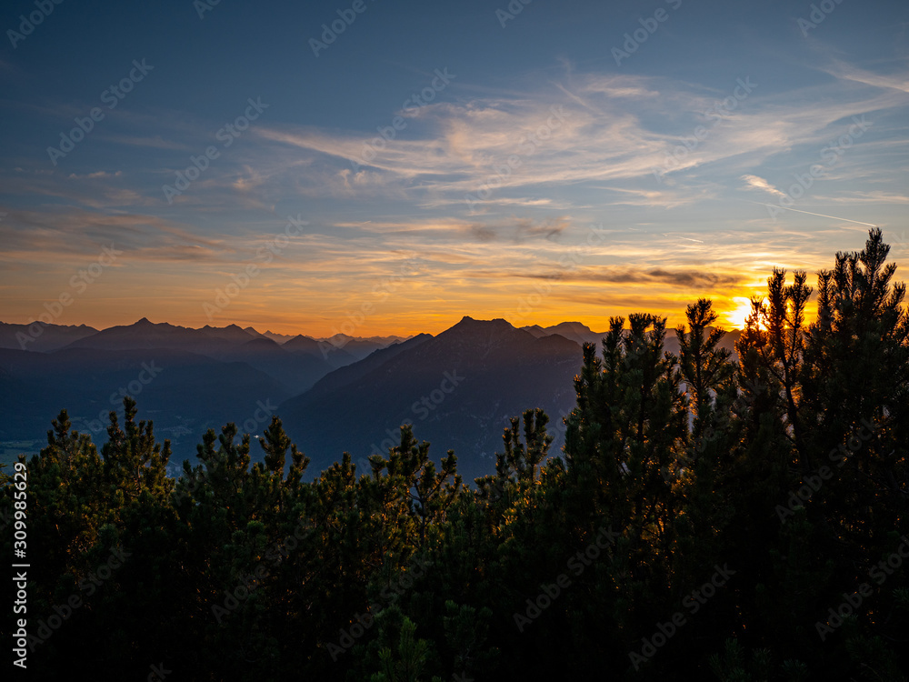 Blick über die Alpen in den Sonnenuntergang Blick über die Alpen in den Sonnenuntergang