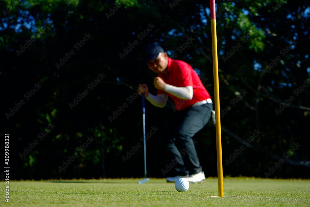 Obraz premium Golfer playing golf in beautiful golf course in the evening golf course with sunshine