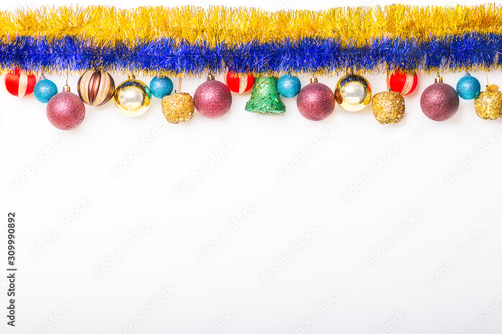 Świąteczne ozdoby - Kolorowe ozdobne łańcuch i bombki choinkowe. Świąteczne tło - ozdoby zwisające z góry. - obrazy, fototapety, plakaty 