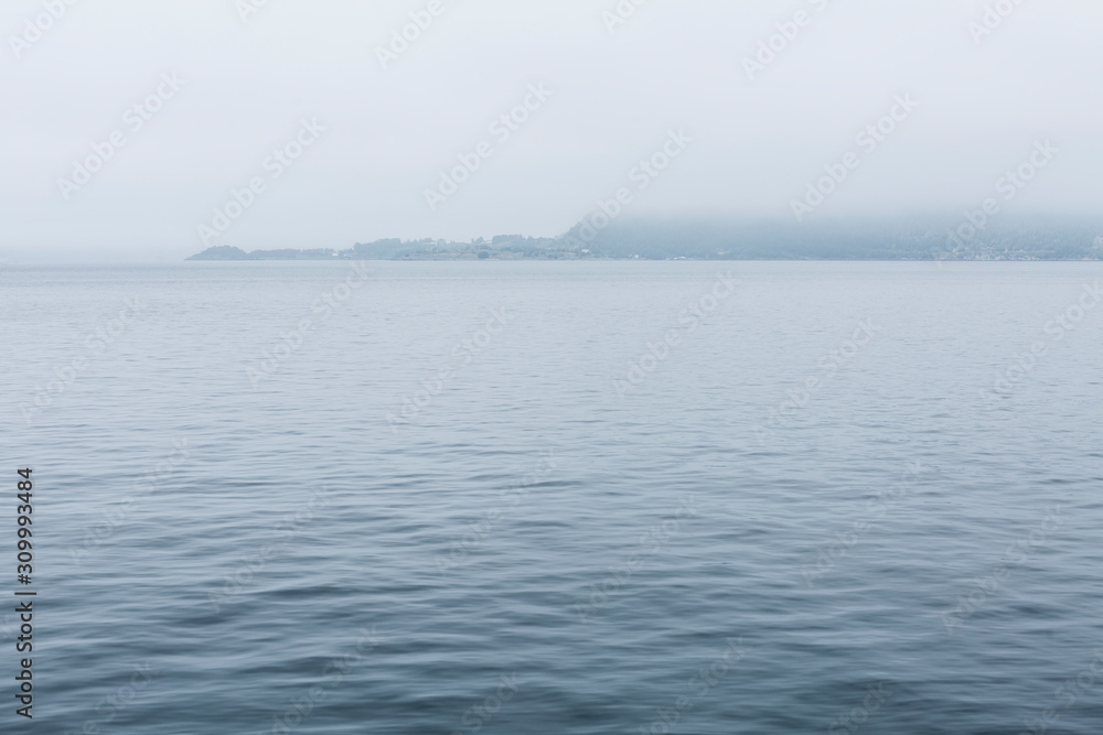 Nebliger Morgen am Boknafjord, Norwegen