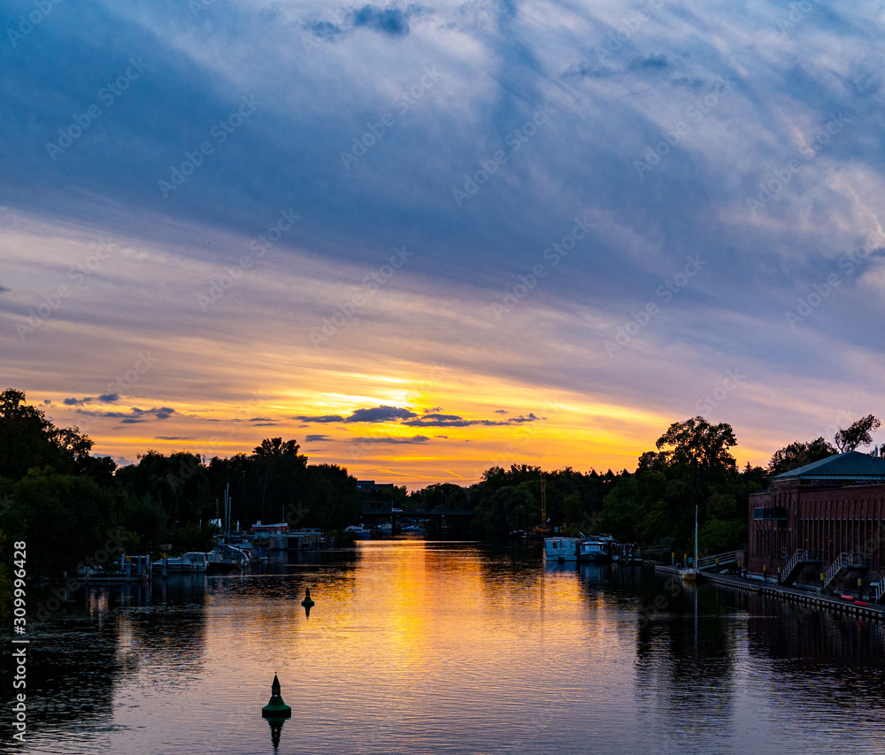 Naklejka premium Sonnenuntergang am Fluss in brandenburg