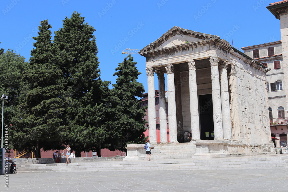 Obraz premium the temple of augustus in rome t