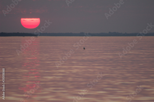 Atardecer en mar. Sol rojo