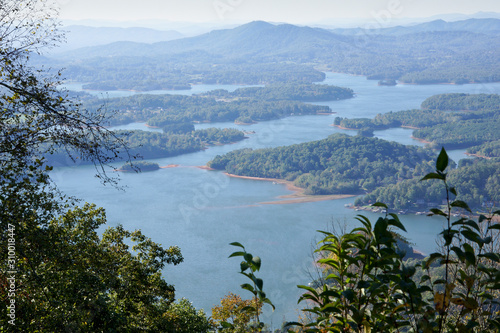 Obraz na płótnie View on Lake Chatuge from Bell mountain. Hiawasse, Georgia, USA. On Bell mountain the rock are covered with spray paint. w salonie