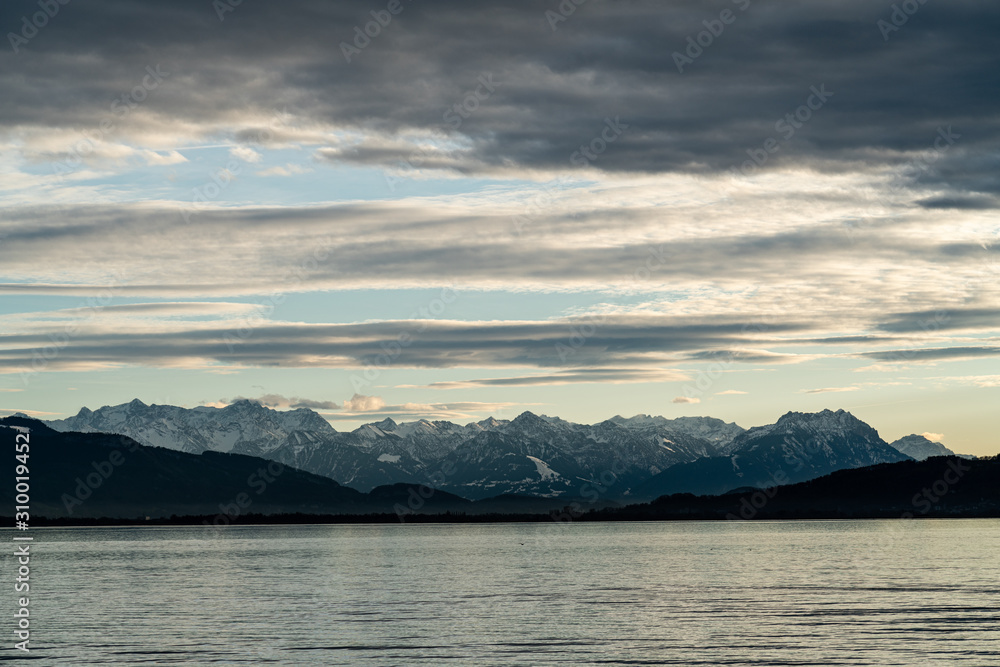 atmosphärische Abendstimmung (Sonnenuntergang) am Bodensee im Lindenhofpark mit Bergen, Wasserfläche und strahlendem Licht bei glaskarem HImmel (D, Bodensee, Lindau) atmosphärische Abendstimmung (Sonnenuntergang) am Bodensee im Lindenhofpark mit Bergen, Wasserfläche und strahlendem Licht bei glaskarem HImmel (D, Bodensee, Lindau)