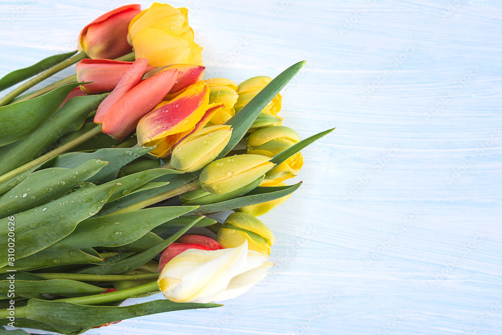 Obraz premium bouquet of tulips on wooden background. copy space, flat lay