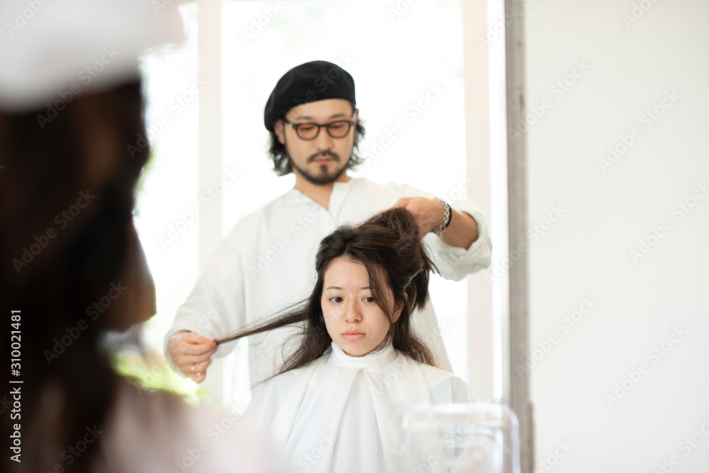 美容師にヘアセットをしてもらう女性 美容師にヘアセットをしてもらう女性