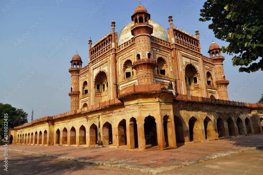The beautiful historical tomb at new Delhi
