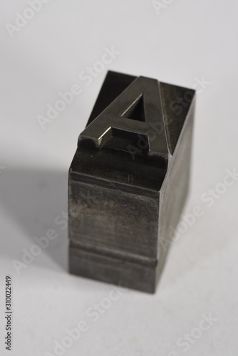 a, buchstabe a, bleiletter, lettern, buchdruck, alphabeth, druck, druckerei, drucken, gutenberg, johannes gutenberg, schwarze kunst, typographie, futura photo