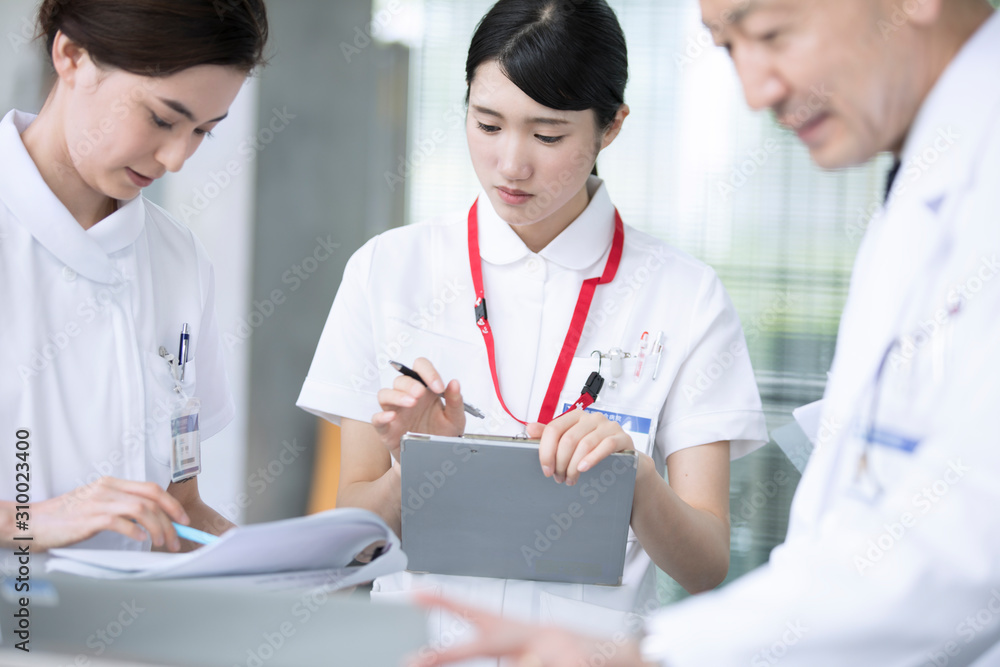打ち合わせをする医師と看護師