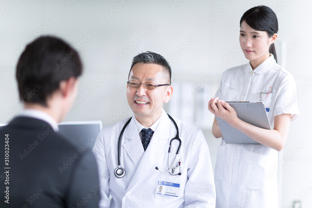 患者に問診をする男性医師 患者に問診をする男性医師