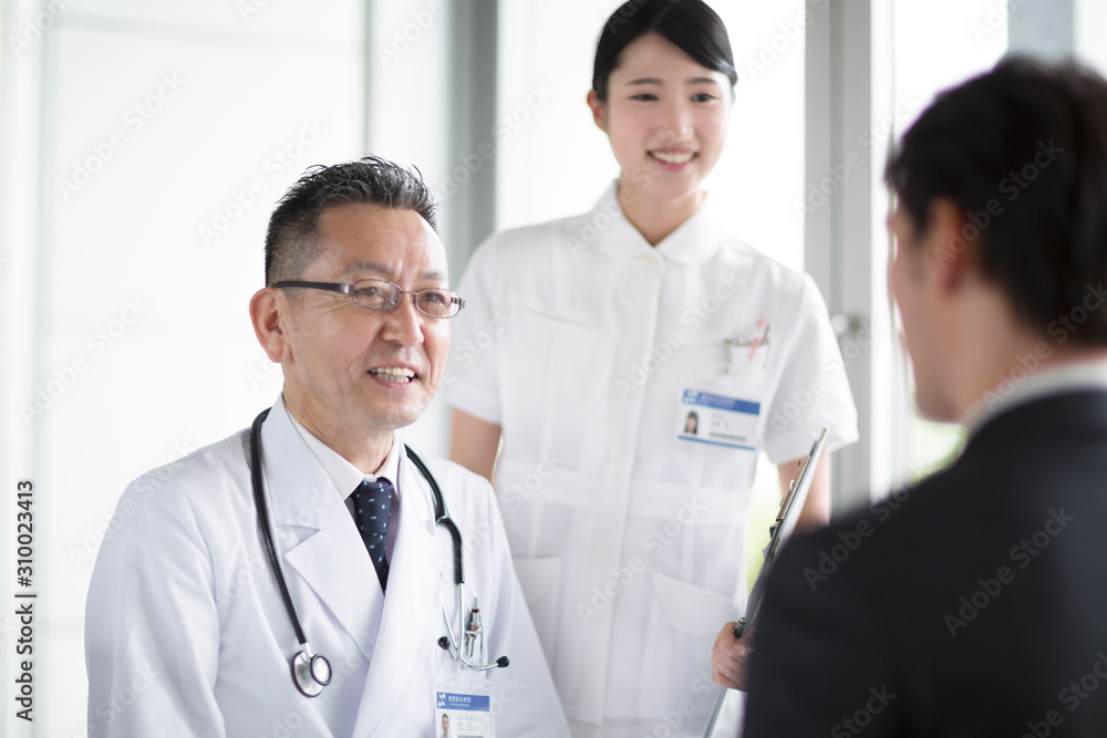 患者に問診をする男性医師