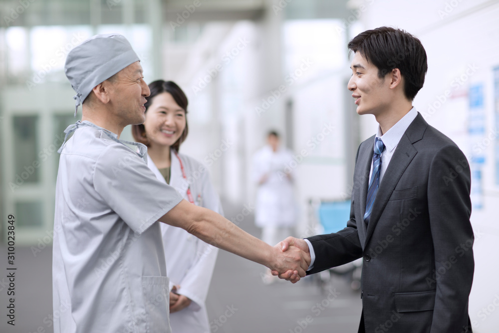 握手をする男性医師と男性MR 握手をする男性医師と男性MR