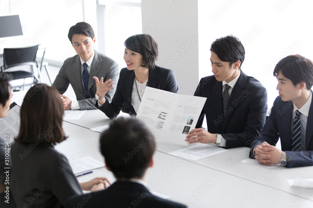 会議中のビジネスマン