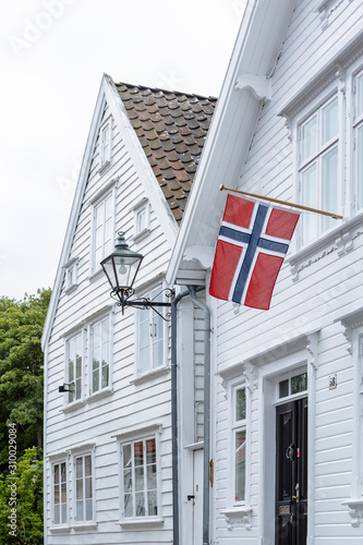 weiße Häuser von Stavanger mit Norwegenflagge, Südwestnorwegen photo