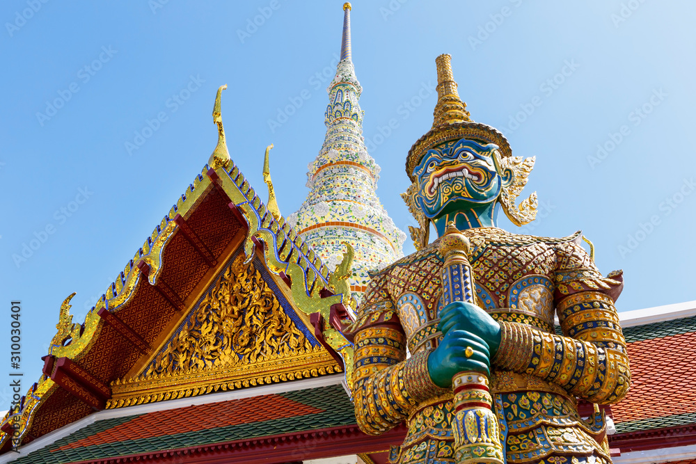 Demon Guardian in Wat Phra Kaew (Temple of the Emerald Buddha), Grand Palace in Bangkok, Thailand. - obrazy, fototapety, plakaty 